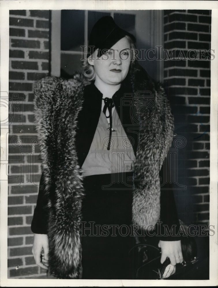 Load image into Gallery viewer, 1937 Press Photo Marcelle Edwards Manville arrives in Reno Nevada for divorce
