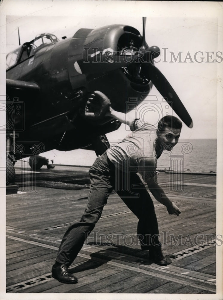 Load image into Gallery viewer, 1945 Press Photo M 1/c Bob Goodrich on Essex class carrier with planes on deck
