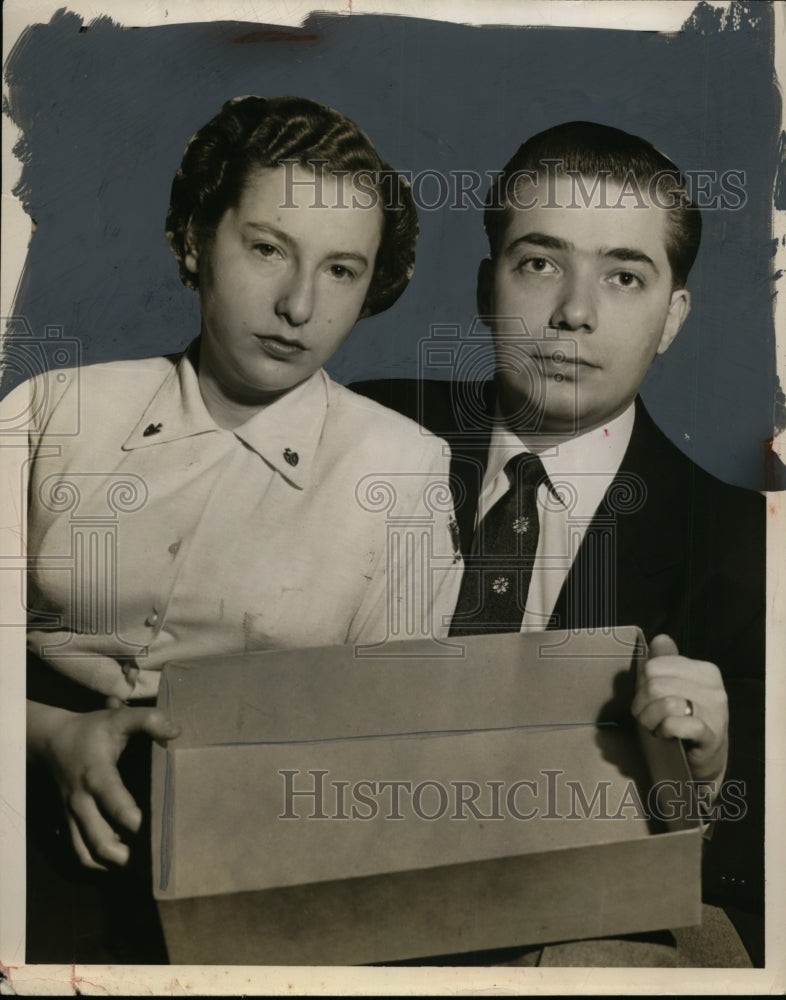 Load image into Gallery viewer, 1953 Press Photo A Couple is Robbed of Savings, a Radio, and a Wristwatch
