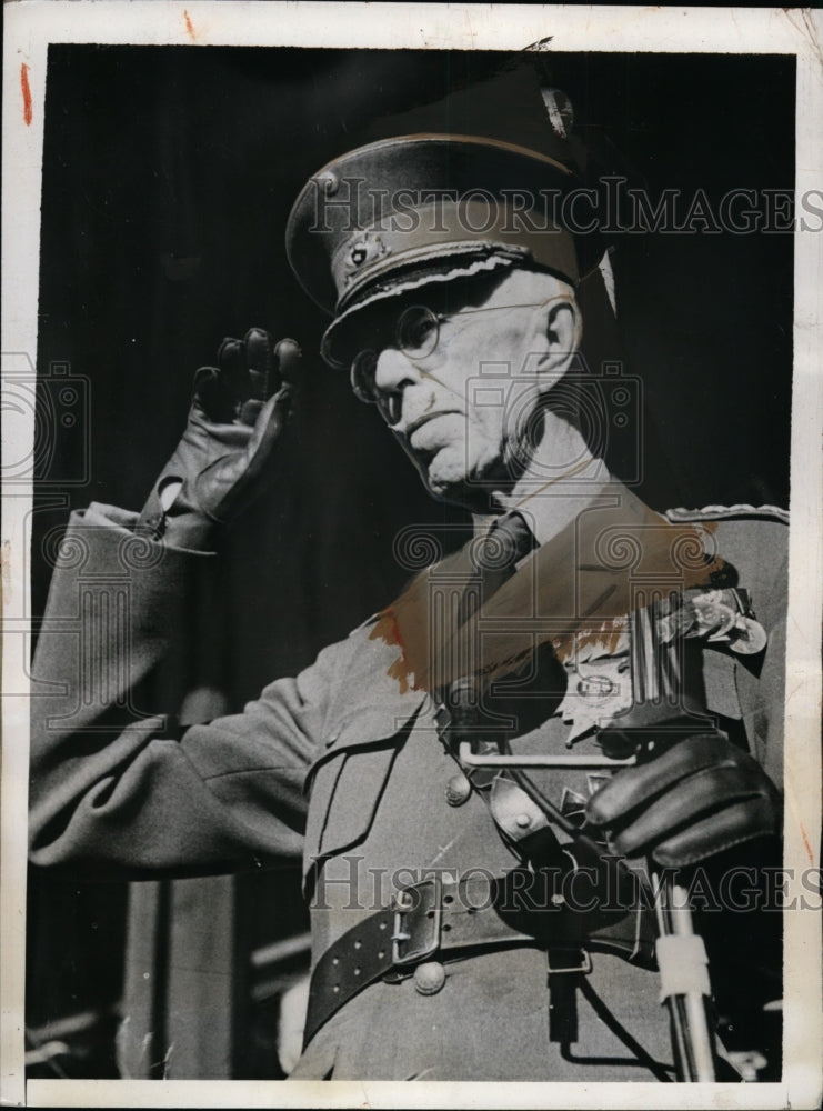 1941 Press Photo King Gustav V, Swedish Monarch, Salutes National Colors