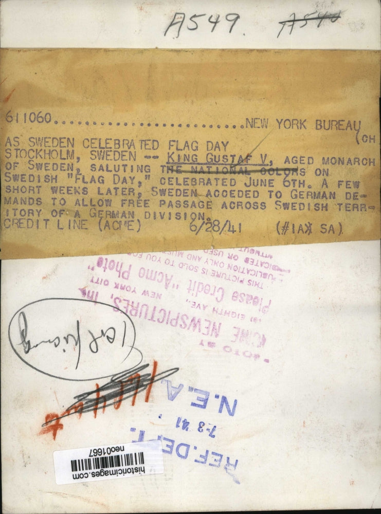 1941 Press Photo King Gustav V, Swedish Monarch, Salutes National Colors