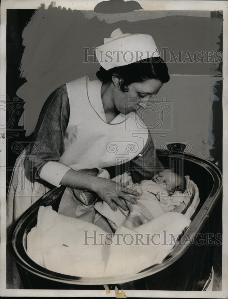 Load image into Gallery viewer, 1934 Press Photo Roger Chrispie is First Baby to Have Diaphragm Hernia Operation
