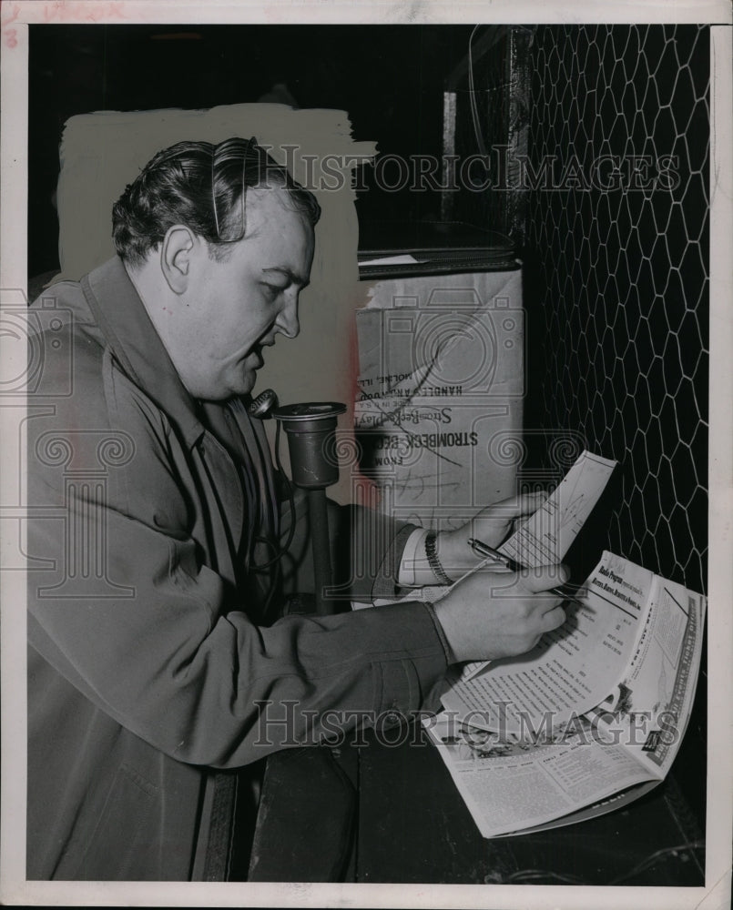 1949 Press Photo "The Television Announcer Announces a Ballgame" - neo01706