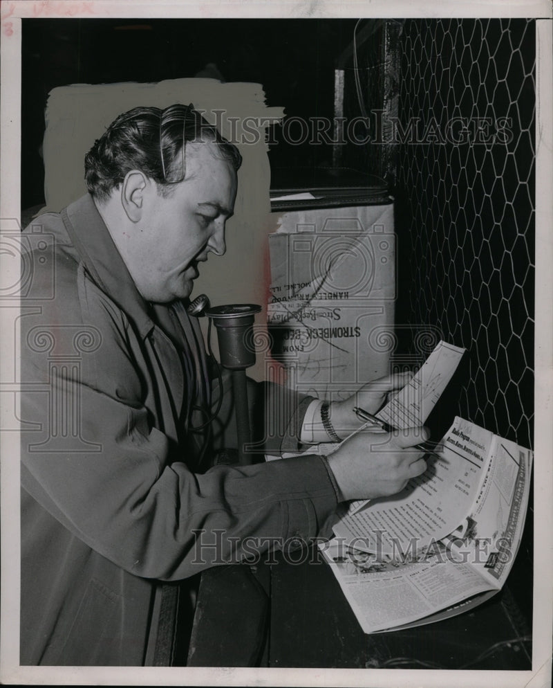 Load image into Gallery viewer, 1949 Press Photo "The Television Announcer Announces a Ballgame" - neo01706

