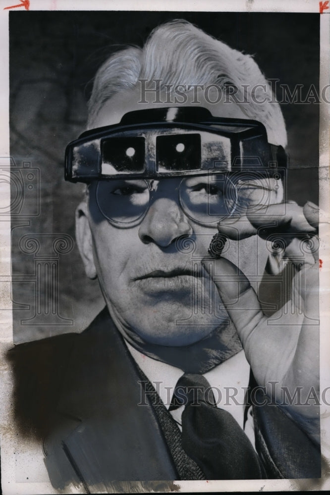 1954 Press Photo Paul C. Mangelsdorf Holding Ancient 5500-Year-Old Corn Cob