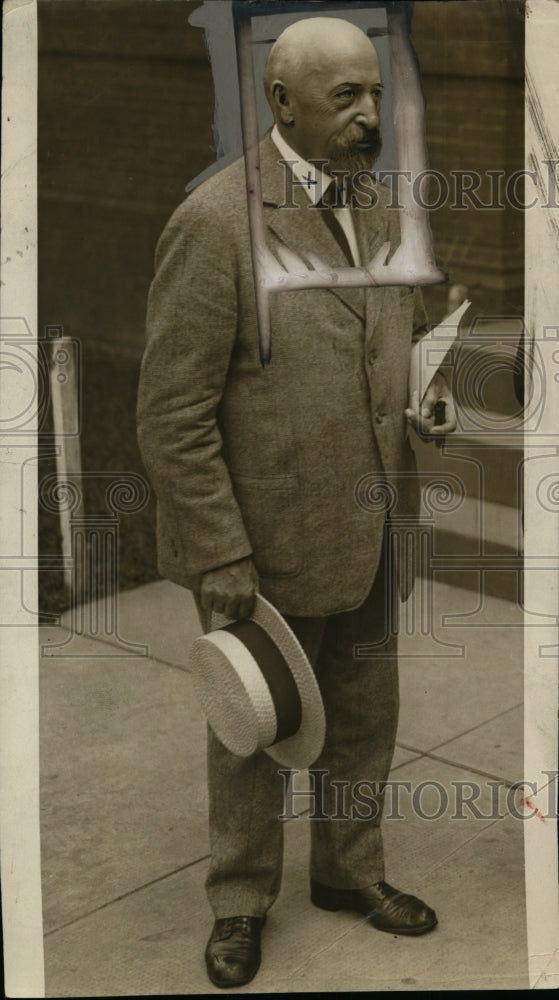 Load image into Gallery viewer, 1925 Press Photo Dr. Leland O. Howard of US Agriculture Department - neo01765
