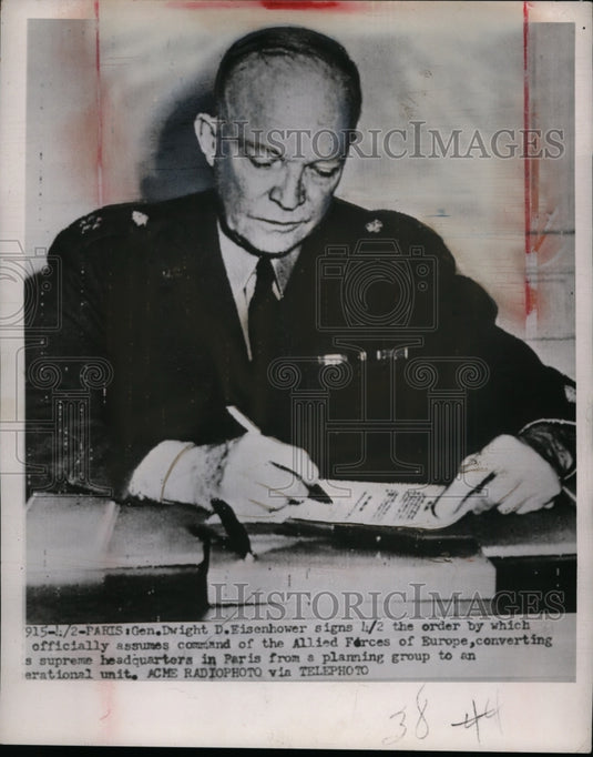 1951 Press Photo Dwight D. Eisenhower Signing Allied Europe Command Order, Paris