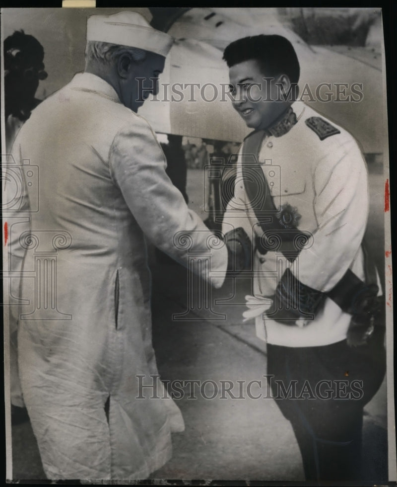 Load image into Gallery viewer, 1955 Press Photo Jawaharlal Nehru, Prince Norodom Sihanouk at Dehli Airport
