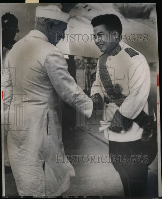 1955 Press Photo Jawaharlal Nehru, Prince Norodom Sihanouk at Dehli Airport