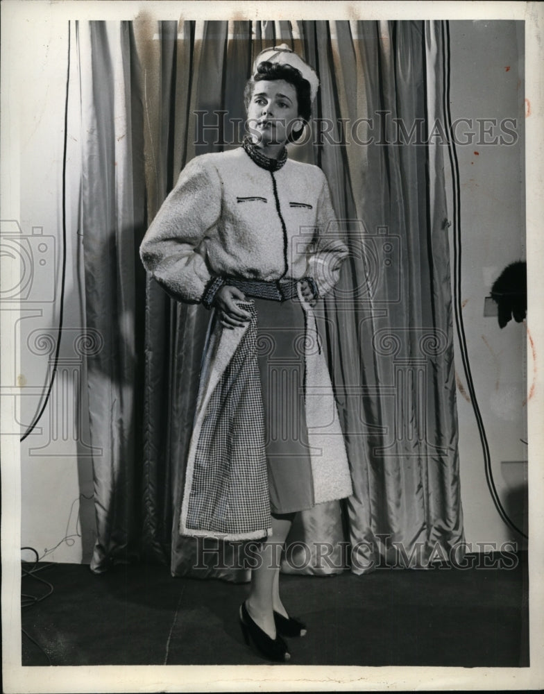 1942 Press Photo Model Herta Hari Wearing M.P. Penizek Lambskin Outfit