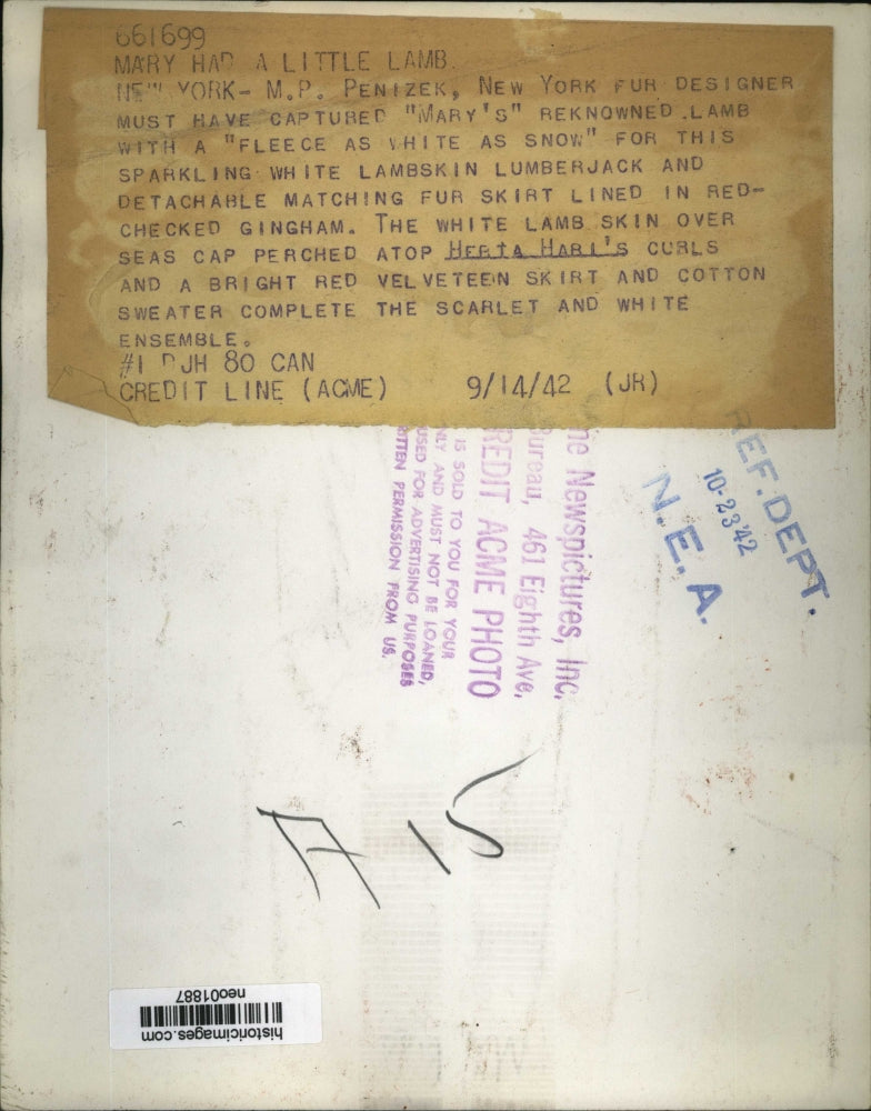 1942 Press Photo Model Herta Hari Wearing M.P. Penizek Lambskin Outfit