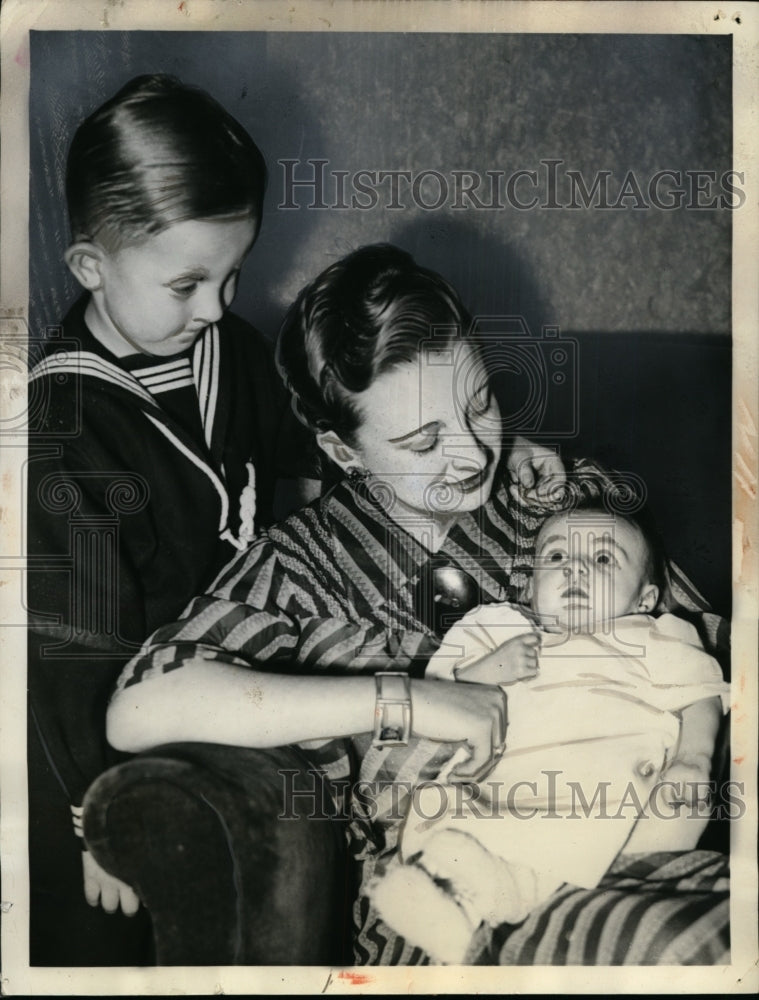 Load image into Gallery viewer, 1936 Press Photo Mrs Simonsen &amp; children John &amp; Dolores to be adopted in CA

