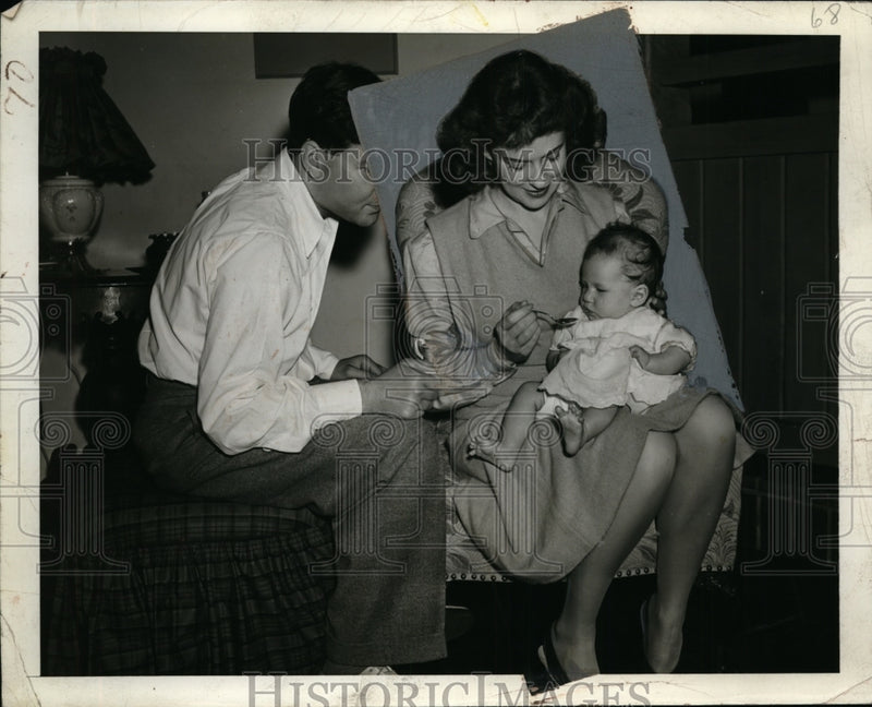 Load image into Gallery viewer, 1942 Press Photo Mr &amp; Mrs Hall &amp; their baby daughter - neo01940
