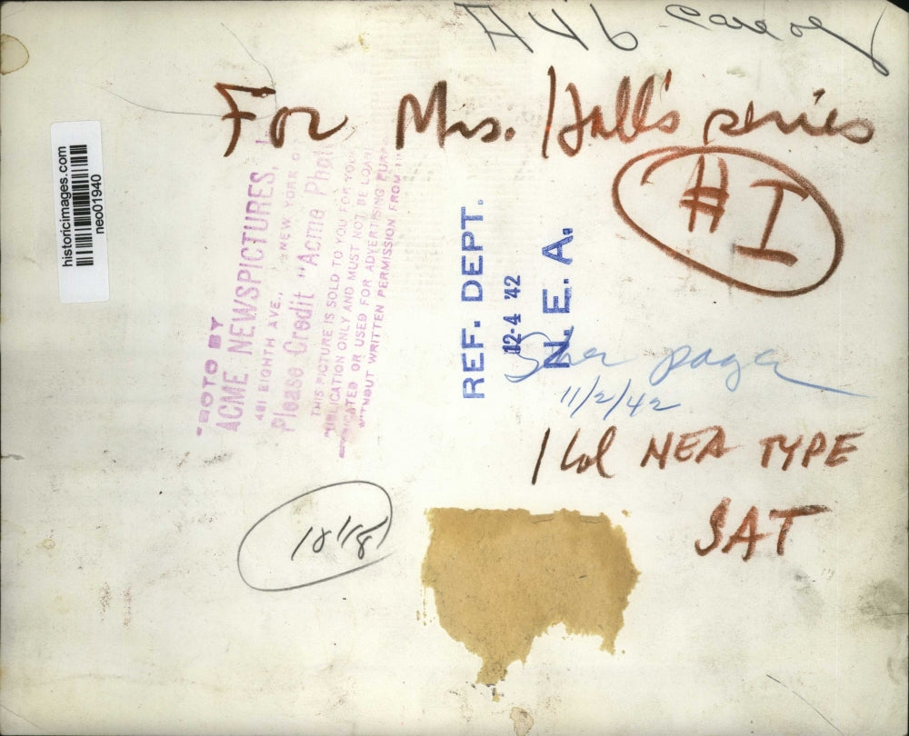 1942 Press Photo Mr & Mrs Hall & their baby daughter - neo01940