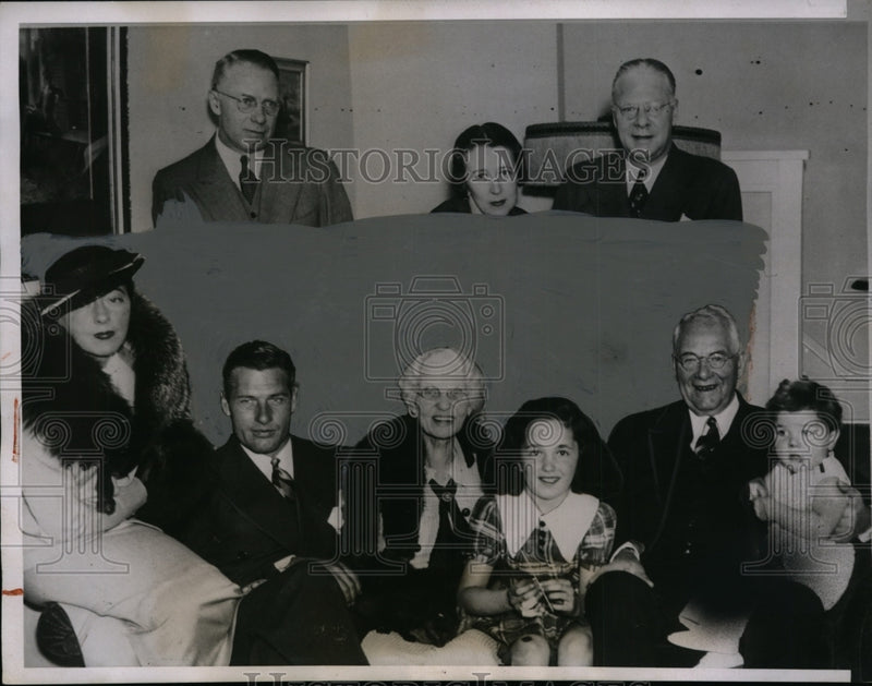 Load image into Gallery viewer, 1935 Press Photo Mrs &amp; Mrs James Mattimore Sr on 50th anniversary with family
