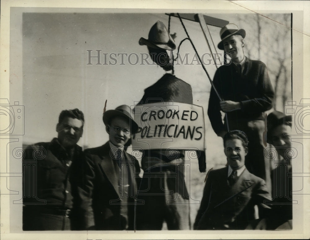 1934 Press Photo U of Tulsa students, crooked politician effigy on election day