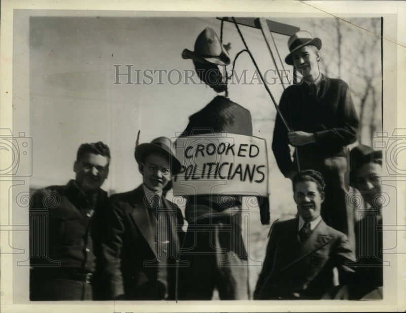 Load image into Gallery viewer, 1934 Press Photo U of Tulsa students, crooked politician effigy on election day
