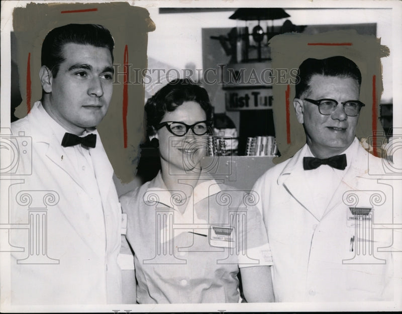 Load image into Gallery viewer, 1959 Press Photo Foodtown Supermarket Employees - neo02099

