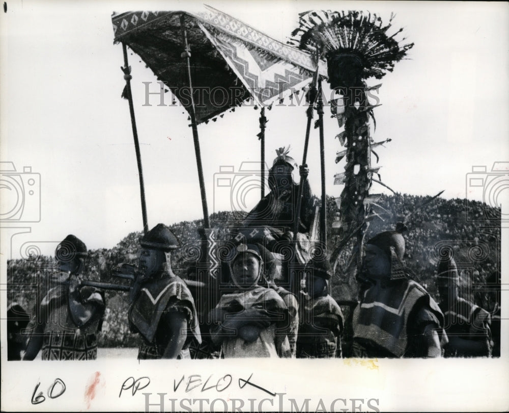 1964 Press Photo Woman Carried in Litter, Inti Raymi Festival in Cusco, Peru