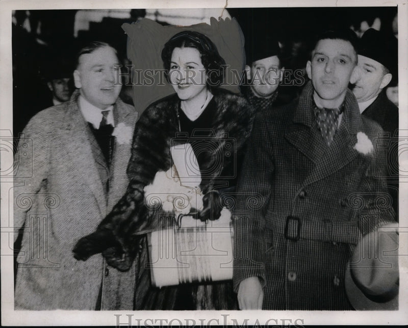 Load image into Gallery viewer, 1937 Press Photo Muriel Oxford &amp; Father at Paddington Station, London
