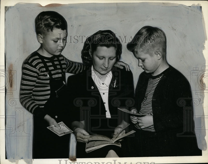 Load image into Gallery viewer, 1941 Press Photo Emily Guizik with Sons Louis Jr. &amp; Gerald - neo02294
