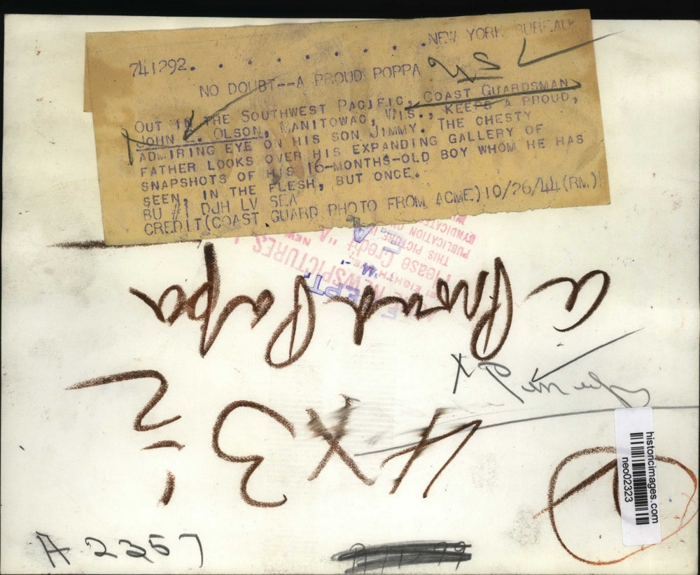 1944 Press Photo John E. Olson with Photos of Baby Son During World War II