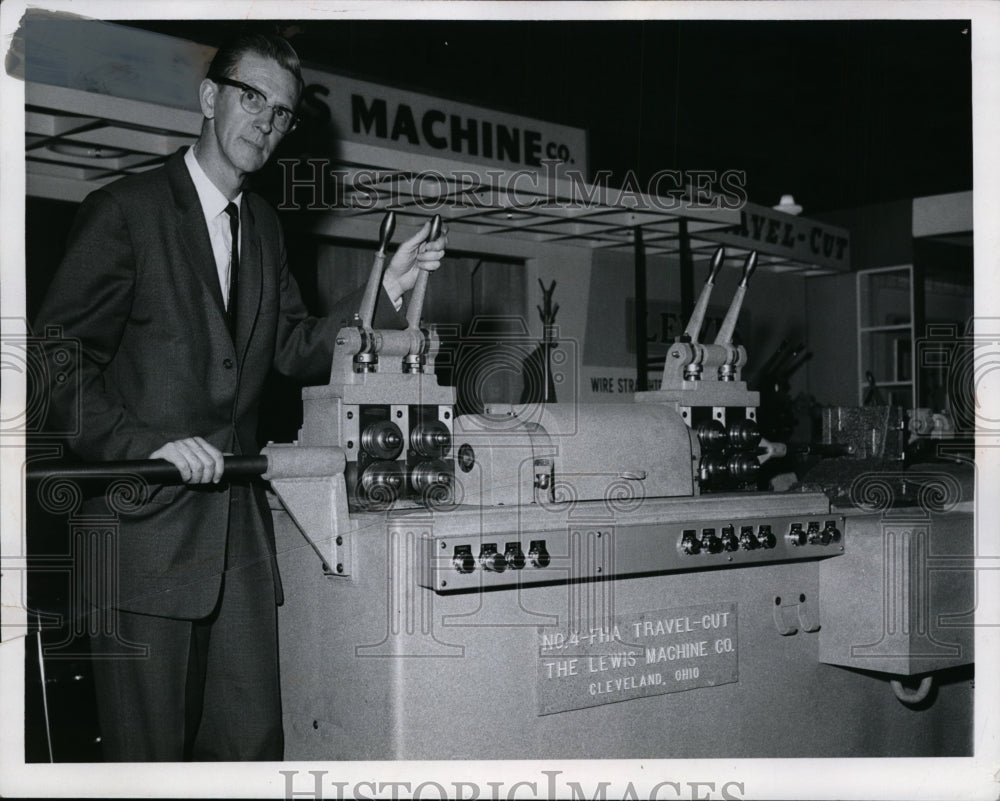 1958 Press Photo S.H. Hawley of Lewis Machine Company, Curtis Manufacturing Co.