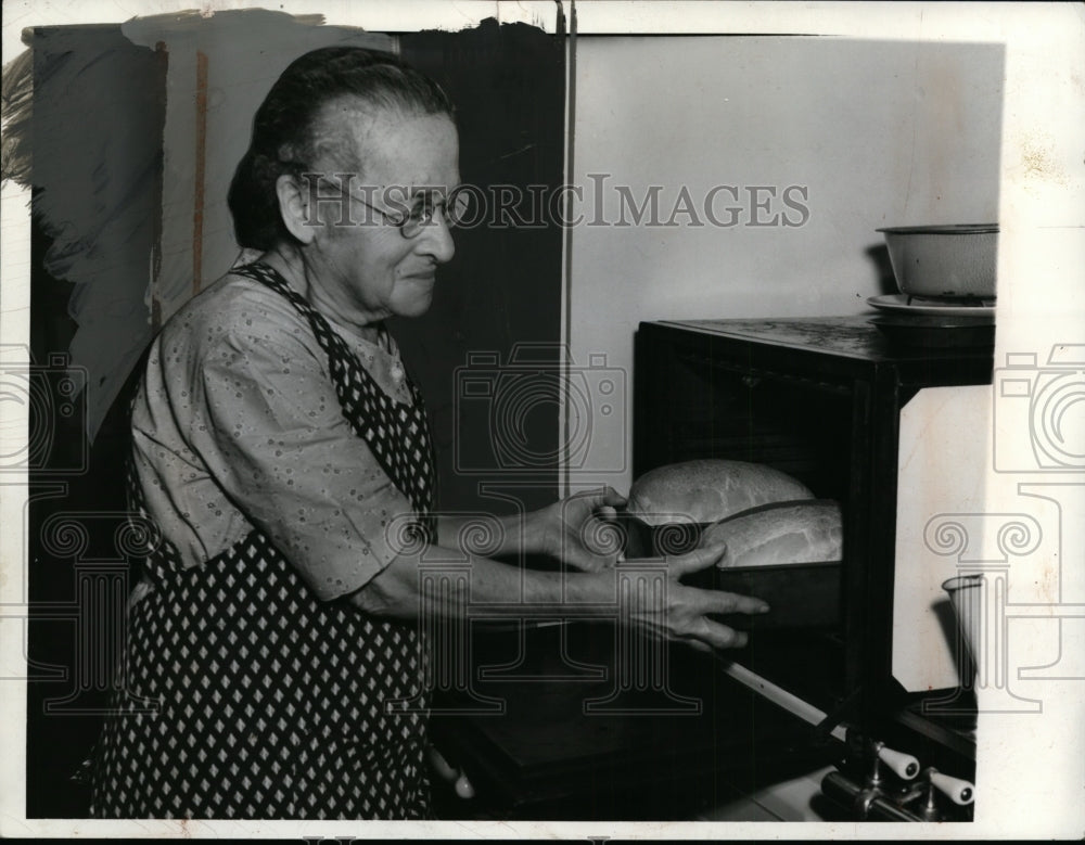 1939 Press Photo Mrs Joseph Gravenstreeter Baking Bread - neo02380