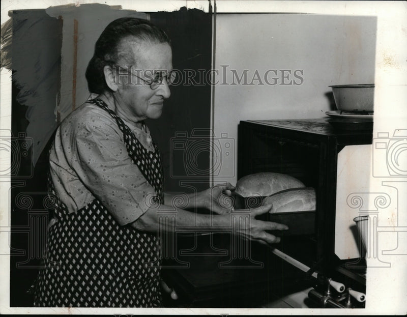 Load image into Gallery viewer, 1939 Press Photo Mrs Joseph Gravenstreeter Baking Bread - neo02380
