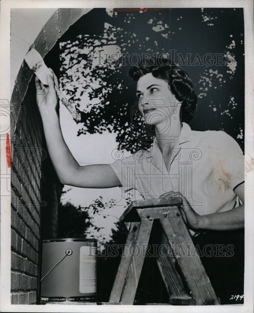 1959 Press Photo Woman Using Glidden Spred House Paint - neo02409