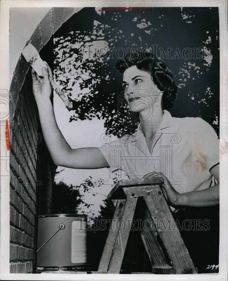 Load image into Gallery viewer, 1959 Press Photo Woman Using Glidden Spred House Paint - neo02409
