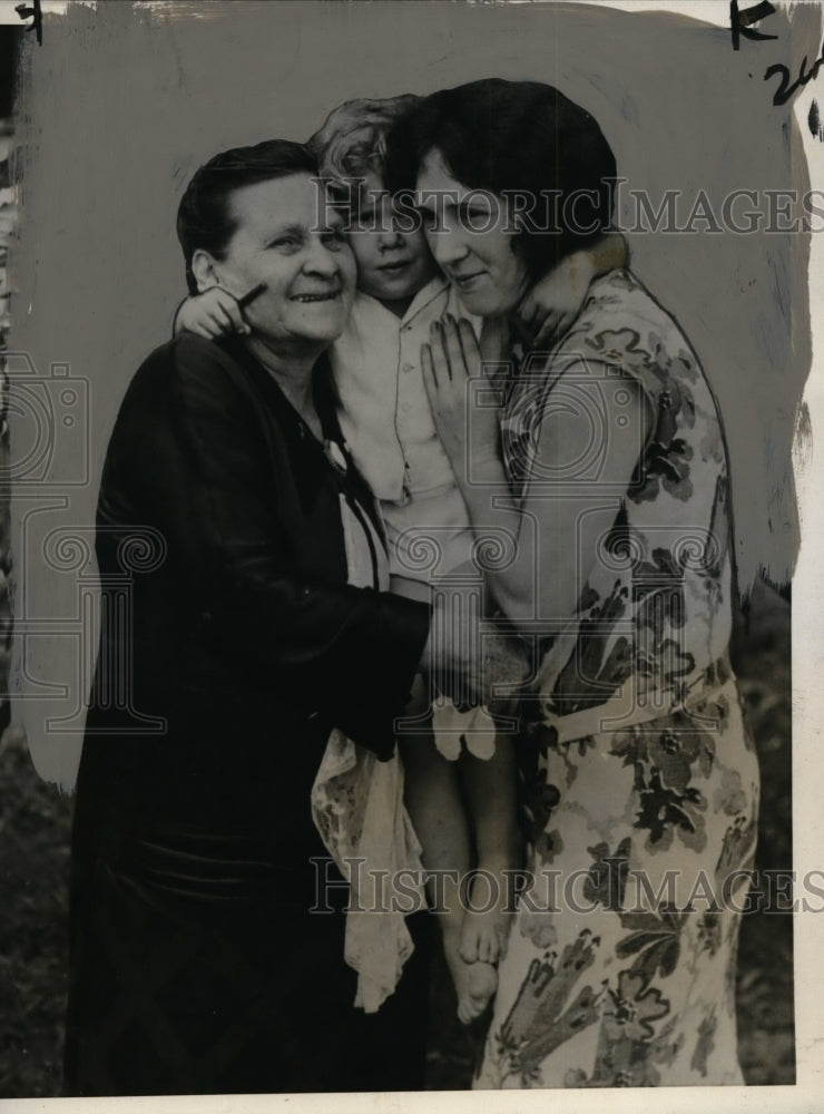 Load image into Gallery viewer, 1928 Press Photo Kidnapped Boy Billy McAllister Reunited with Family - neo02457
