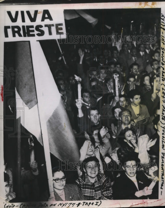 1953 Press Photo Crowd Cheering Trieste at Tomb of Unknown Soldier, Rome, Italy- Historic Images