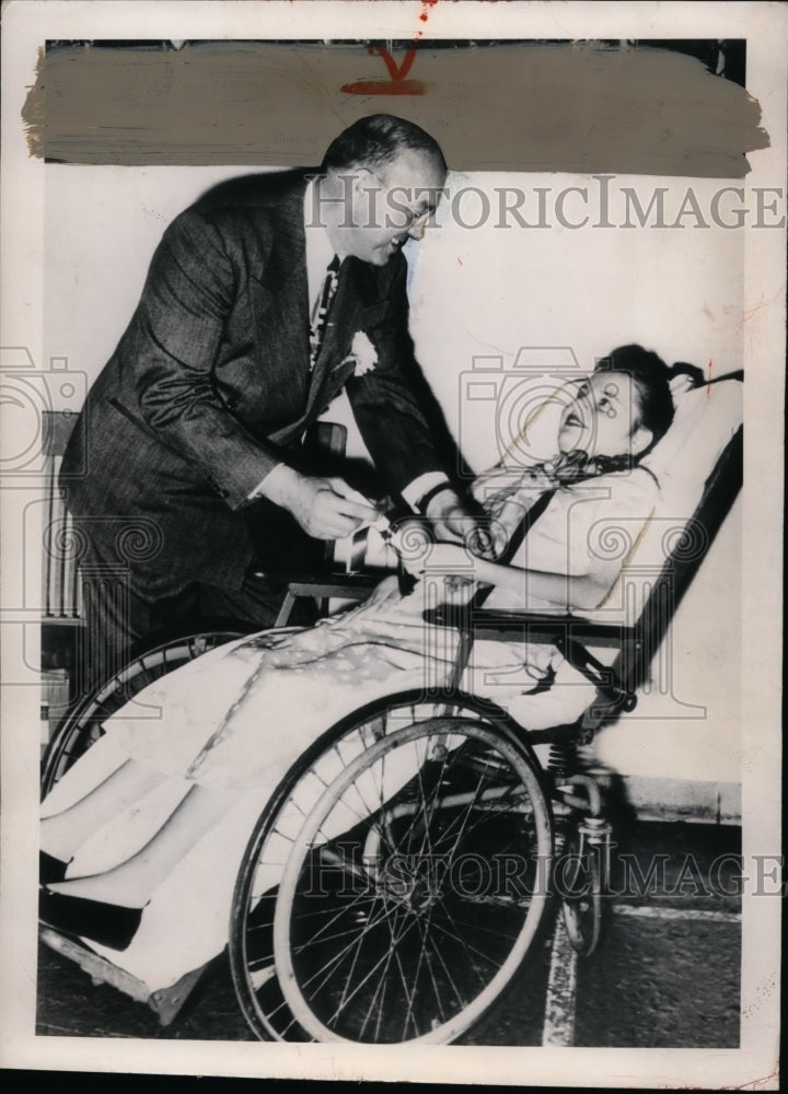 Load image into Gallery viewer, 1950 Press Photo Dorothy Daniels, Polio Patient Graduating from Herzog School
