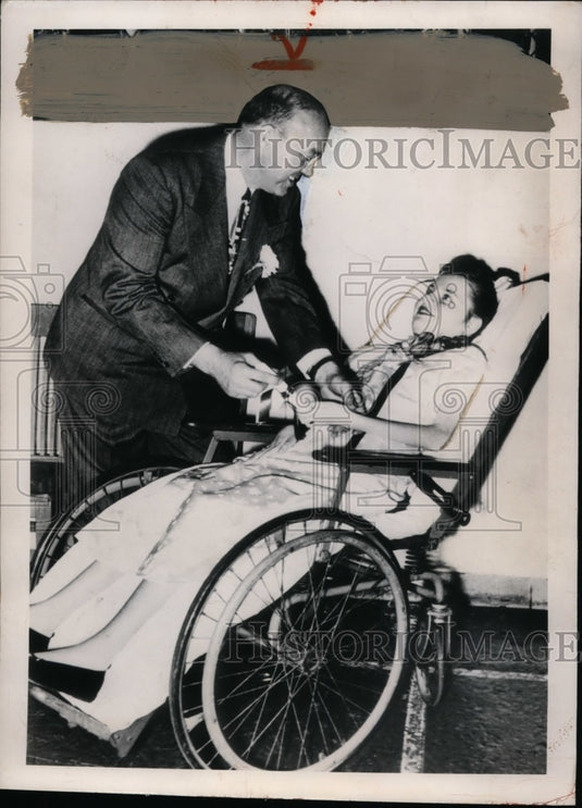 1950 Press Photo Dorothy Daniels, Polio Patient Graduating from Herzog School