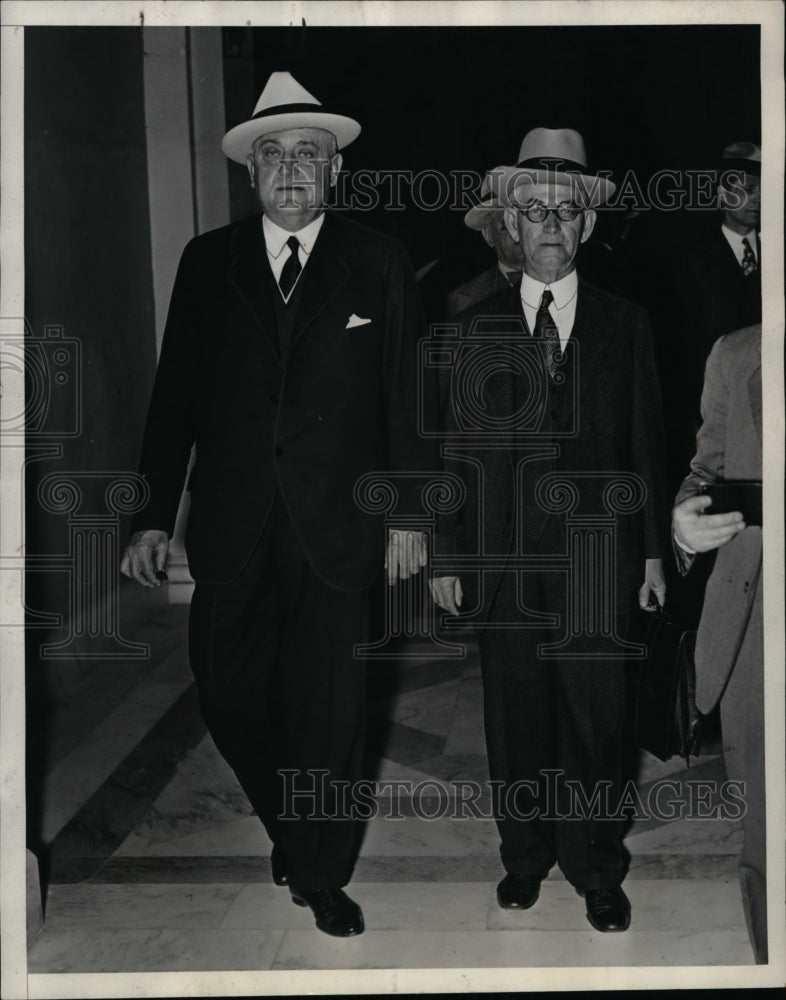 1934 Press Photo Colonel John P Sullivan, Daniel D. Moore Leave Hearing