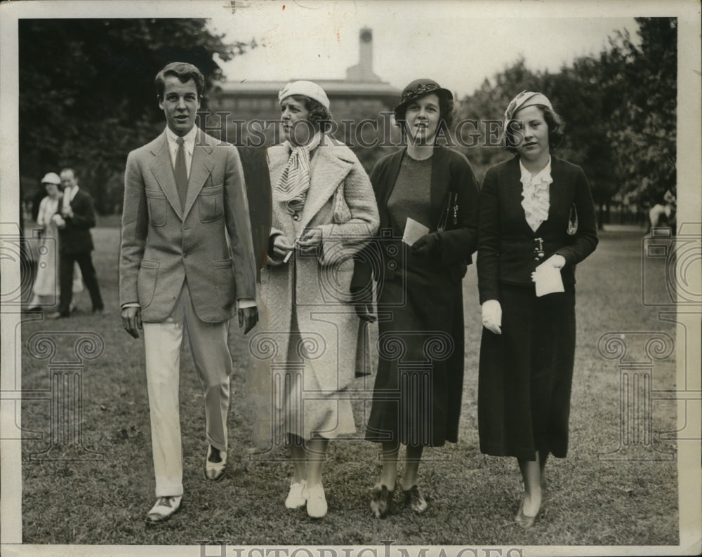 1933 Press Photo Socialites Alfred Vandervilt, etc. at Belmont Park, New York