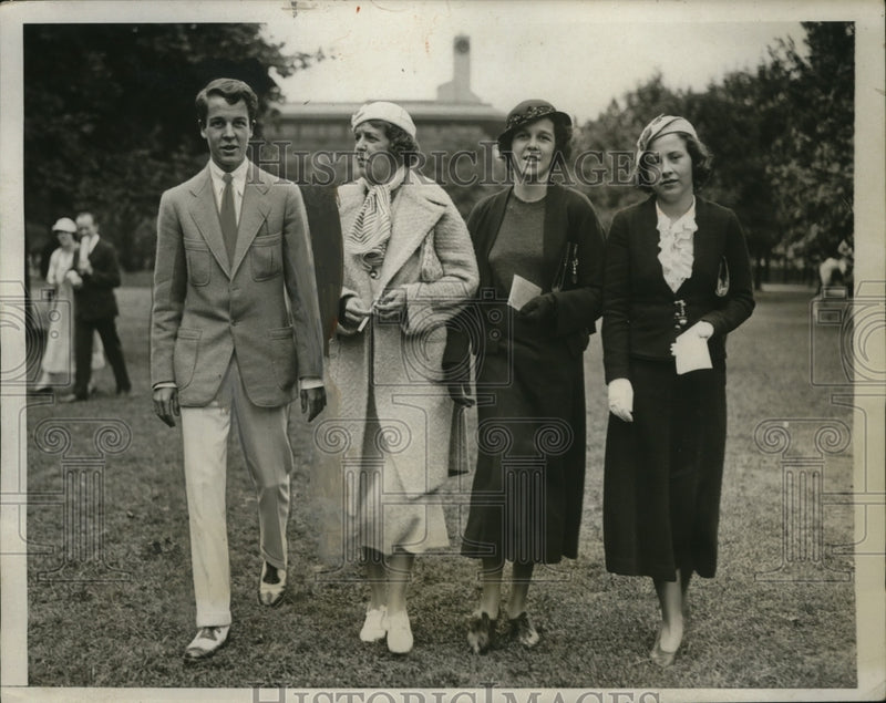 Load image into Gallery viewer, 1933 Press Photo Socialites Alfred Vandervilt, etc. at Belmont Park, New York
