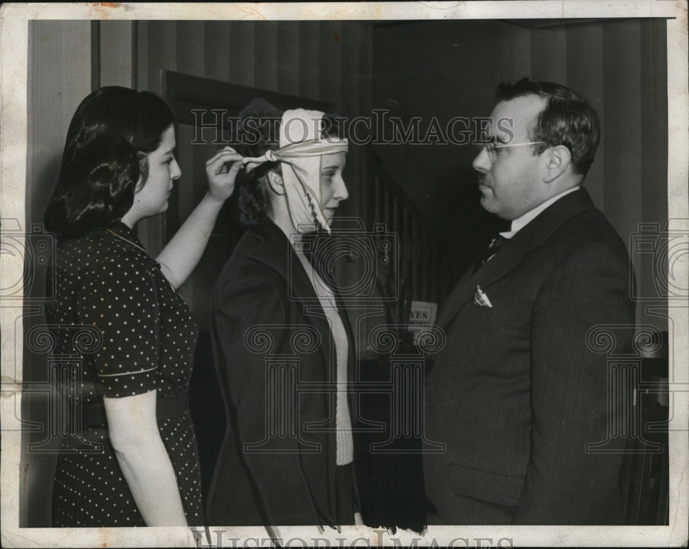 1942 Press Photo American Red Cross Jaw Fracture First Aid Demonstration