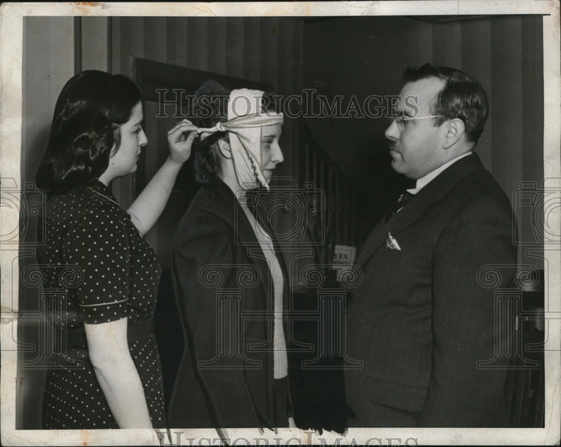 Load image into Gallery viewer, 1942 Press Photo American Red Cross Jaw Fracture First Aid Demonstration
