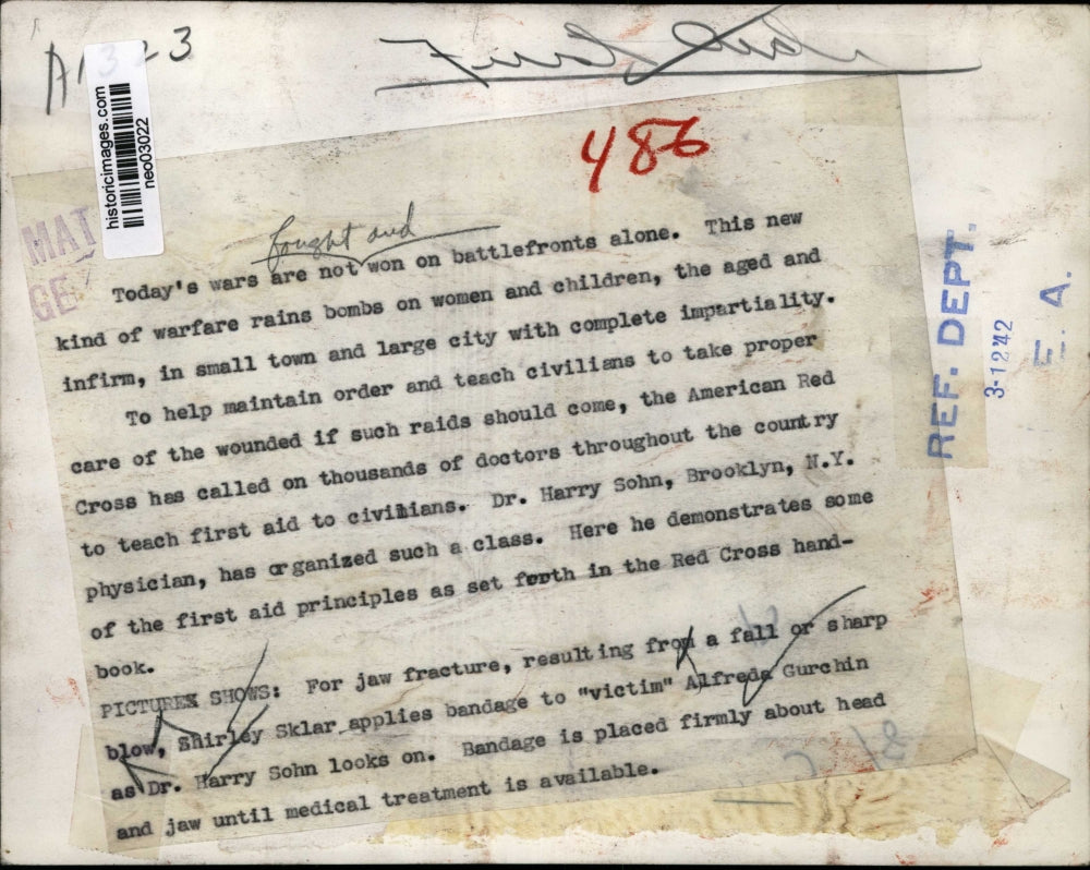 1942 Press Photo American Red Cross Jaw Fracture First Aid Demonstration