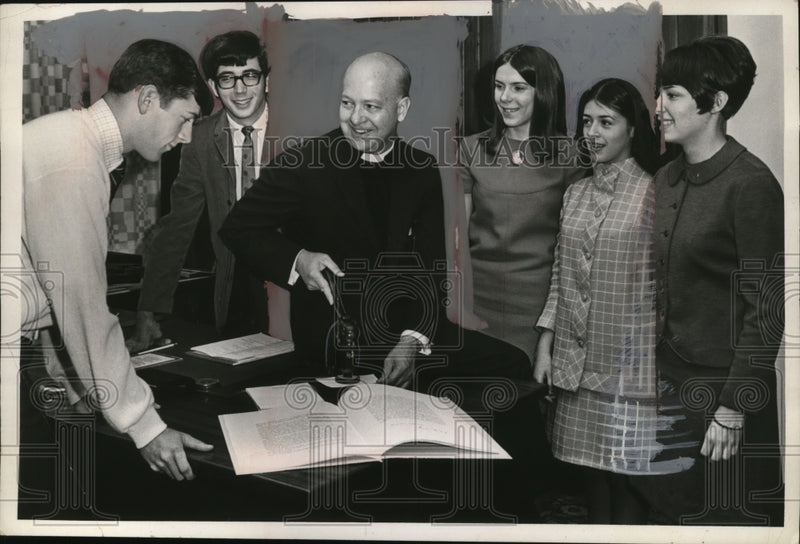 Load image into Gallery viewer, 1968 Press Photo Bishop John H. Burt - neo03035
