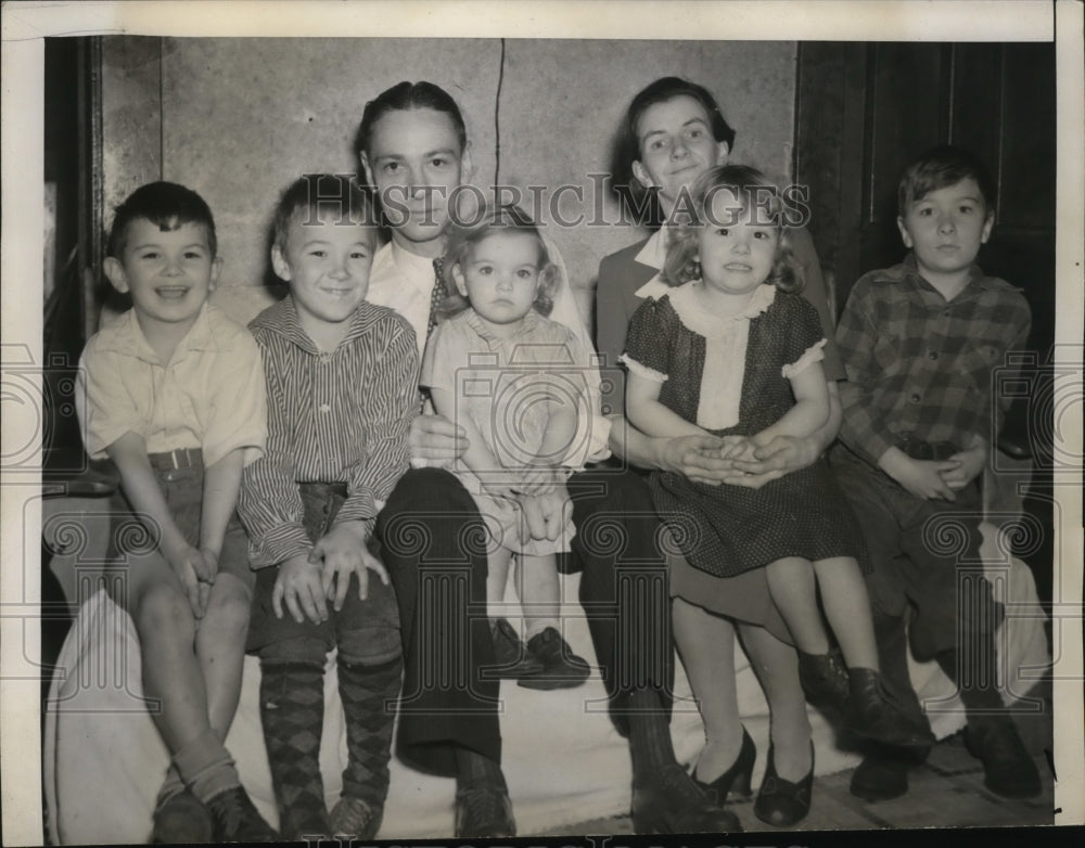 1943 Press Photo John Hilliard, Double Amputee Wrongfully Drafted, & Family