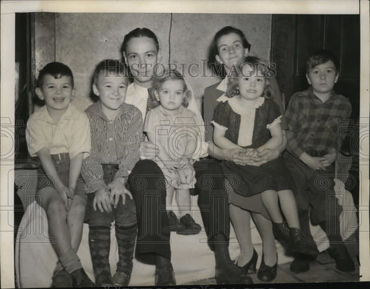 1943 Press Photo John Hilliard, Double Amputee Wrongfully Drafted, & Family