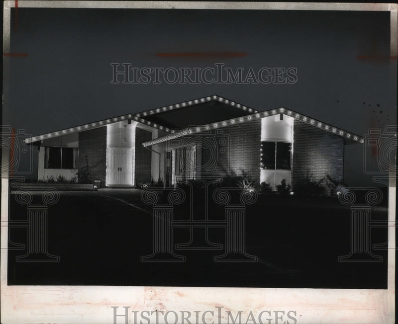 Load image into Gallery viewer, 1963 Press Photo House with Christmas Lights - neo03057
