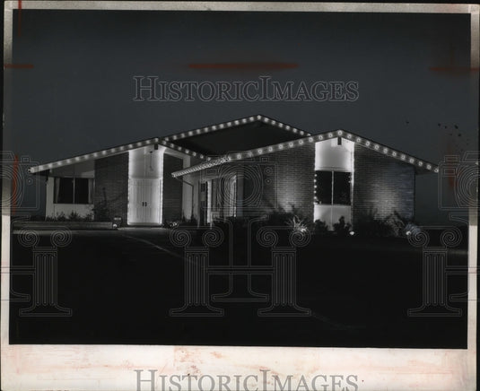 1963 Press Photo House with Christmas Lights - neo03057
