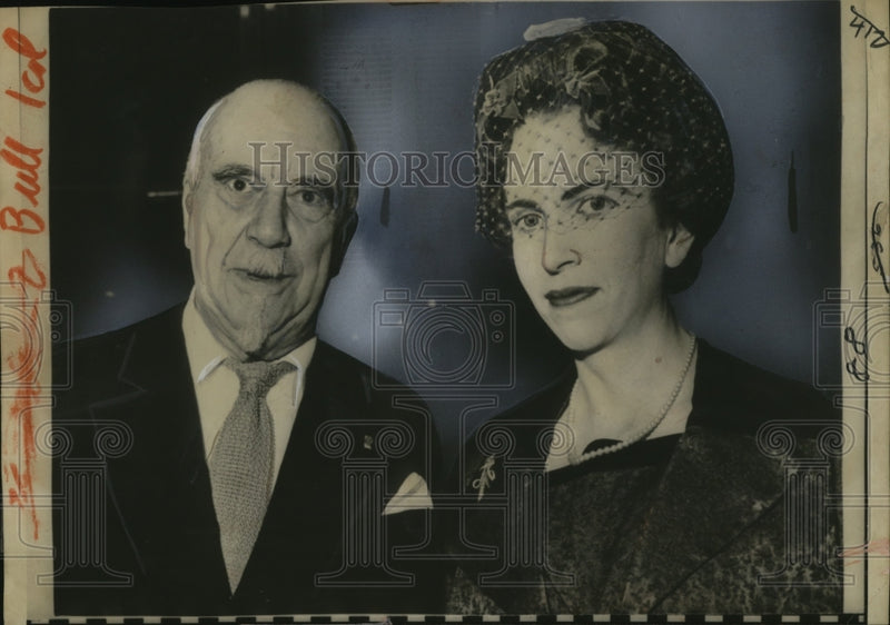 Load image into Gallery viewer, 1959 Press Photo Conductor Sir Thomas Beecham &amp; Wife Shirley at London Airport
