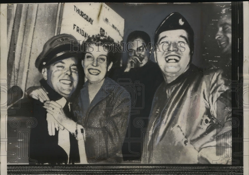 1958 Press Photo Kidnapped Passengers of South korean Airliner After Release