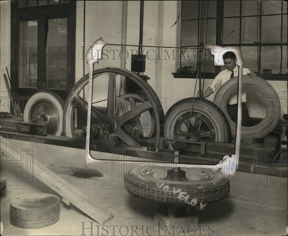 1925 Press Photo L.L. Childers Tire Testing for US Bureau of Standards