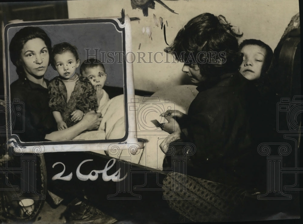 1939 Press Photo destitute widow and her two children living in one room